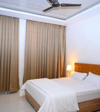 Super Deluxe Room layout at Hotel Hibiscus Tree